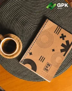 caderno capa kraft e xicara de café